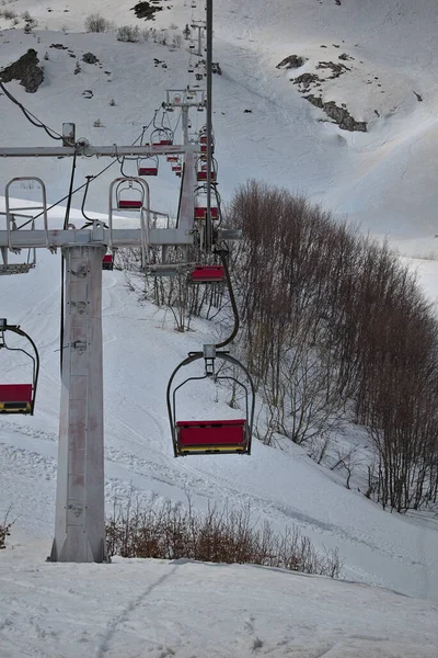 旧式复古复古双座座椅提升机在春天的雪下滑雪场 — 图库照片