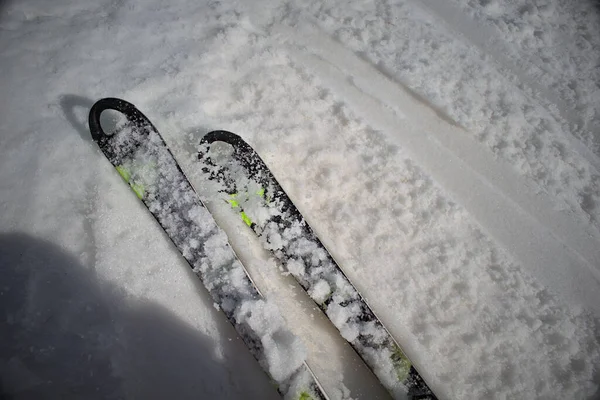 滑雪时在雪地上滑雪 — 图库照片