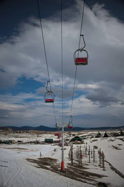 旧式复古复古双座座椅提升机在春天的雪下滑雪场 — 图库照片