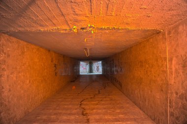 Sarı ışıkları olan terk edilmiş eski salon.