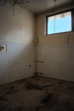 Priyepolye 'de halka açık bir tren istasyonunda terk edilmiş eski tuvaletler. 