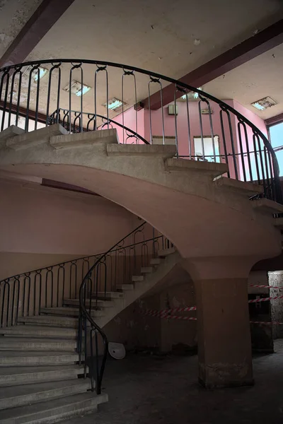 Escalier Dans Une Vieille Gare Ruine — Photo
