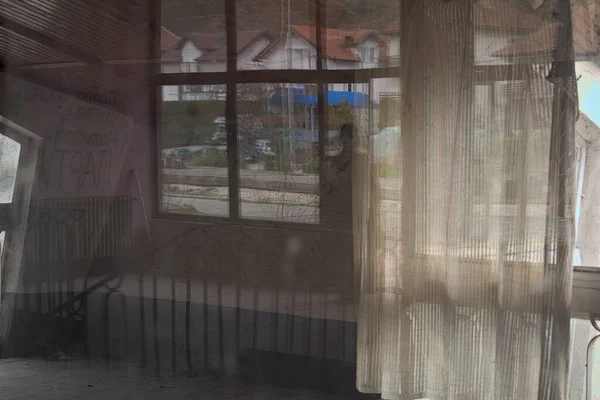 Une Personne Dans Fenêtre Restaurant Abandonné — Photo