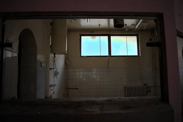 프리제 의공중을 폐쇄되어 기차역에 버려진 화장실 — 스톡 사진
