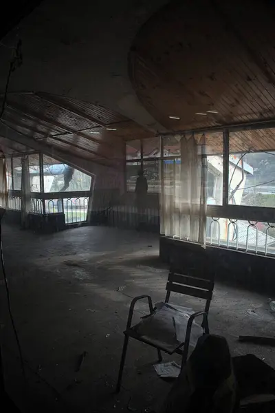 Uma Pessoa Janela Restaurante Abandonado — Fotografia de Stock