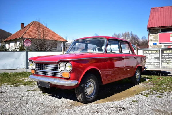Λεπτομέρειες Για Fiat 1300 Κόκκινο Χρώμα Πάρκινγκ Κάτω Από Τον — Φωτογραφία Αρχείου