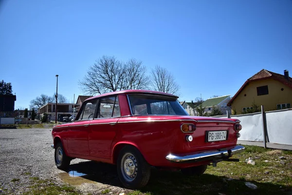 Podrobnosti Fiatu 1300 Červené Barvě Parkovišti Pod Sluncem — Stock fotografie