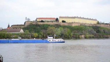 Petrovaradin kalesinin altındaki Tuna Nehri 'nden geçen bir gemi.