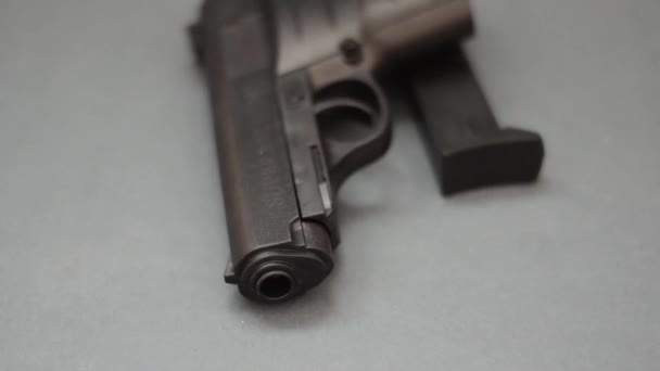 Waffe Pistole Auf Dem Boden Liegend Polizeilichter Darauf Tatkonzept — Stockvideo