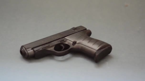 Arma Pistola Tirada Suelo Con Luces Policía Concepto Crimen — Vídeo de stock