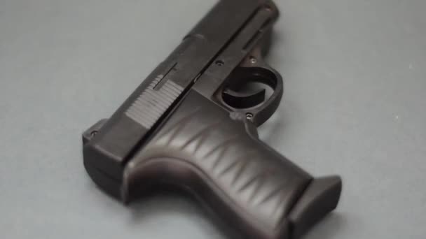 Bir Silah Yerde Yatan Bir Tabanca Üzerinde Polis Işığı Suç — Stok video