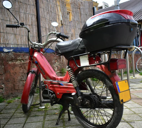 Novi Sad Servia 2023年 古い赤いTomosバイクの詳細 — ストック写真