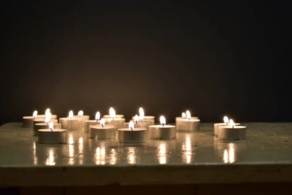 Κεριά Ένα Ξύλινο Τραπέζι — Φωτογραφία Αρχείου