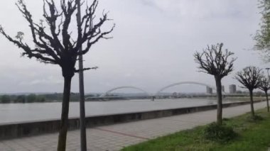 Nehir kıyısında paten süren biri 