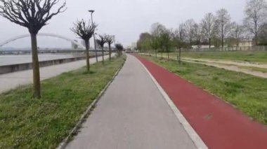 Nehir kıyısında paten süren biri 
