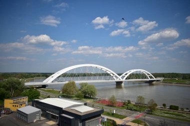 Sırbistan 'ın Novi Sad kentindeki Tuna Nehri üzerindeki köprü 