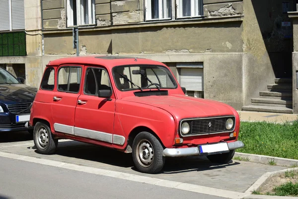 Novi Sad Serbia 2023 Rød Renault Solskinnsdag – stockfoto
