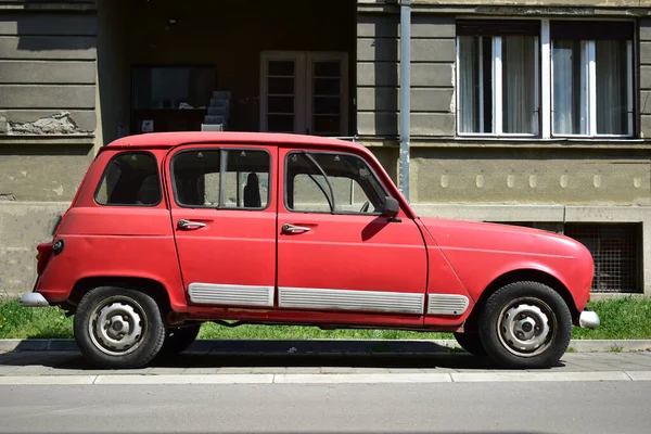 Novi Sad Serbia 2023 Renault Rojo Día Soleado Imágenes de stock libres de derechos