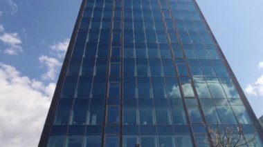 Gökyüzündeki modern ofis binası