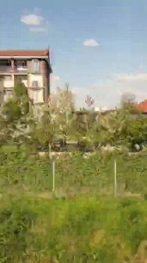 Güneşli bir günde tren yolculuğunun zamanlaması. Dikey video 