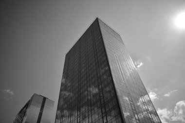 modern ofis binası alçak açı