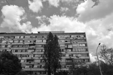 Monokromda vahşet tarzı konut binası