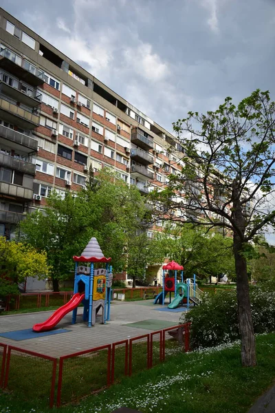 子供の遊び場と超党派スタイルの住宅ビル — ストック写真