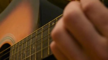 Beyaz erkek akustik gitar çalıyor.