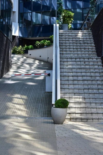 Moderna Escalera Edificio Jardín —  Fotos de Stock