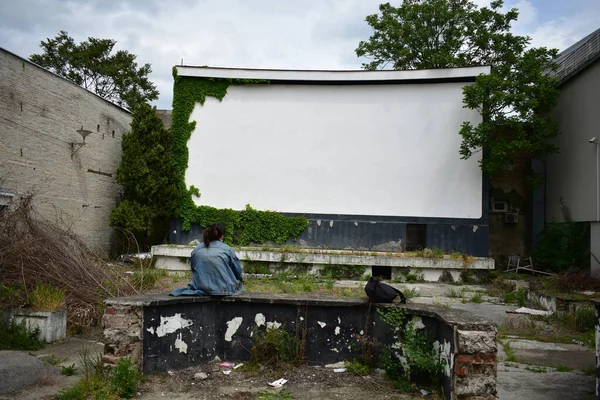 Biała Kobieta Patrząca Opuszczone Kino Świeżym Powietrzu — Zdjęcie stockowe