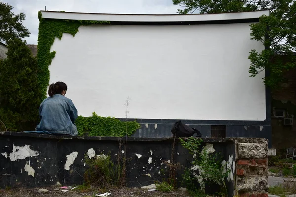 Donna Caucasica Guardando Abbandonato Cinema All Aperto — Foto Stock