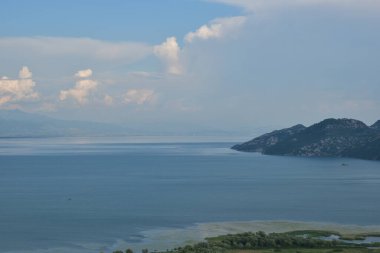 Yazın bataklık ve dağlarla Skadar gölü manzarası