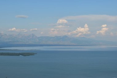 Yazın bataklık ve dağlarla Skadar gölü manzarası