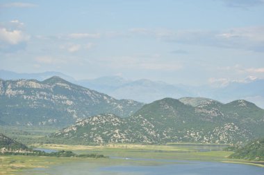 Yazın bataklık ve dağlarla Skadar gölü manzarası
