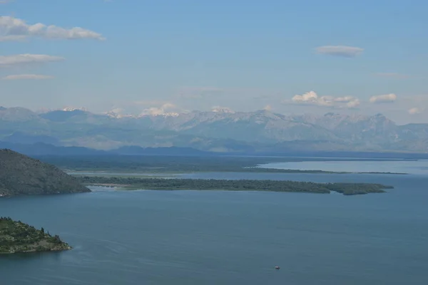 Yazın Bataklık Dağlarla Skadar Gölü Manzarası — Stok fotoğraf