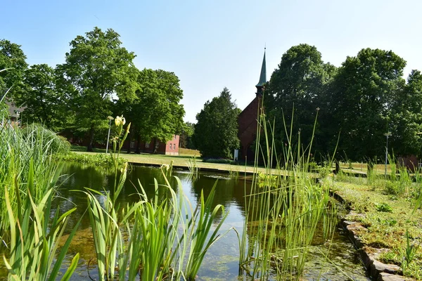 Gölün Arkasındaki Parkta Bir Kilise — Stok fotoğraf