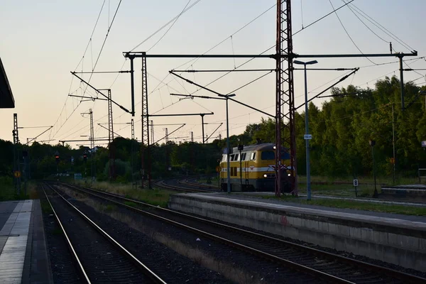 Zug Auf Der Schiene — Stockfoto