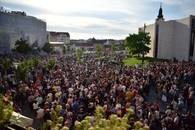 Novi Sad, Sırbistan - 06 17 2023: Novi Sad, Sırbistan 'da şiddete karşı protestolar