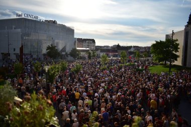 Novi Sad, Sırbistan - 06 17 2023: Novi Sad, Sırbistan 'da şiddete karşı protestolar