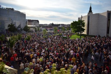 Novi Sad, Sırbistan - 06 17 2023: Novi Sad, Sırbistan 'da şiddete karşı protestolar