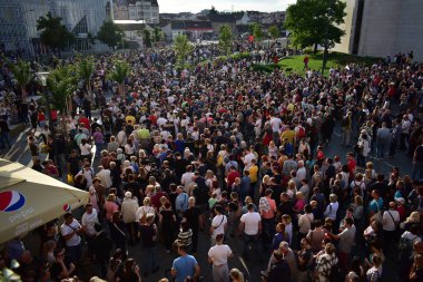 Novi Sad, Sırbistan - 06 17 2023: Novi Sad, Sırbistan 'da şiddete karşı protestolar
