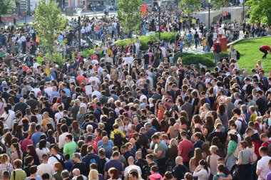 Novi Sad, Sırbistan - 06 17 2023: Novi Sad, Sırbistan 'da şiddete karşı protestolar