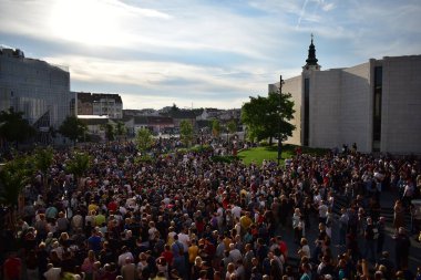 Novi Sad, Sırbistan - 06 17 2023: Novi Sad, Sırbistan 'da şiddete karşı protestolar