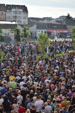 Novi Sad, Sırbistan - 06 17 2023: Novi Sad, Sırbistan 'da şiddete karşı protestolar