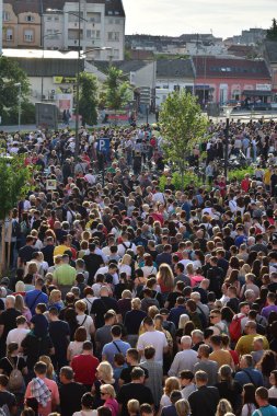 Novi Sad, Sırbistan - 06 17 2023: Novi Sad, Sırbistan 'da şiddete karşı protestolar