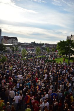 Novi Sad, Sırbistan - 06 17 2023: Novi Sad, Sırbistan 'da şiddete karşı protestolar