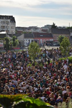 Novi Sad, Sırbistan - 06 17 2023: Novi Sad, Sırbistan 'da şiddete karşı protestolar