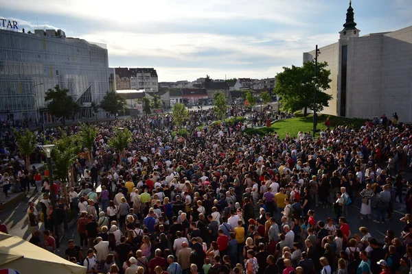Novi Sad, Sırbistan - 06 17 2023: Novi Sad, Sırbistan 'da şiddete karşı protestolar