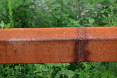 Paslı demir kare metal çubuk