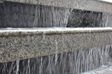 Fıskiyeden akan su.
